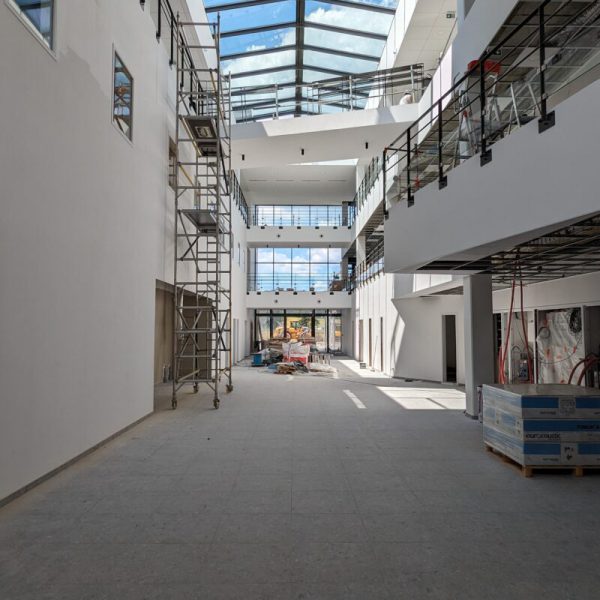 Hall d'entrée, passerelle 2 du laboratoire de la polyclinique du beaujolais