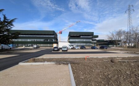 Vue extérieure du laboratoire NOVELAB de Saint-Maurice-de-Beynost et de son parking.