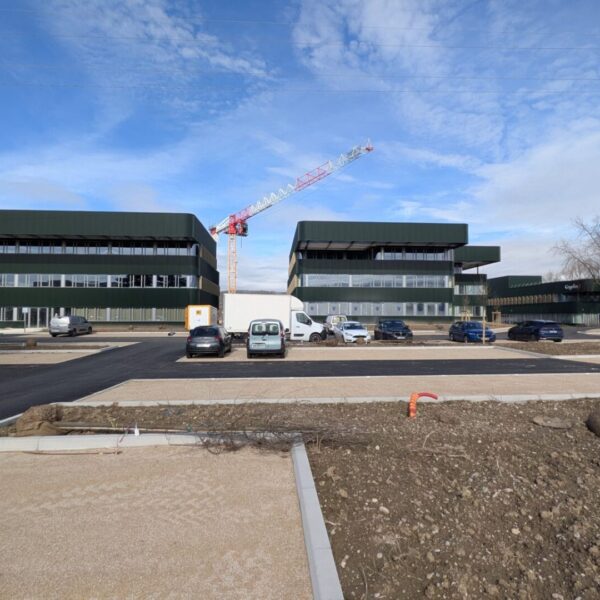 Vue extérieure du laboratoire NOVELAB de Saint-Maurice-de-Beynost et de son parking.