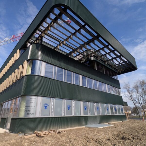 Façade du nouveau laboratoire NOVELAB de Saint-Maurice-de-Beynost.