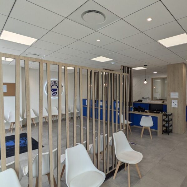 Salle d’attente et espace d’accueil du laboratoire NOVELAB de Saint-Maurice-de-Beynost.