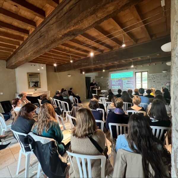 Public assistant aux conférences du Colloque en Calade sur l’infertilité.